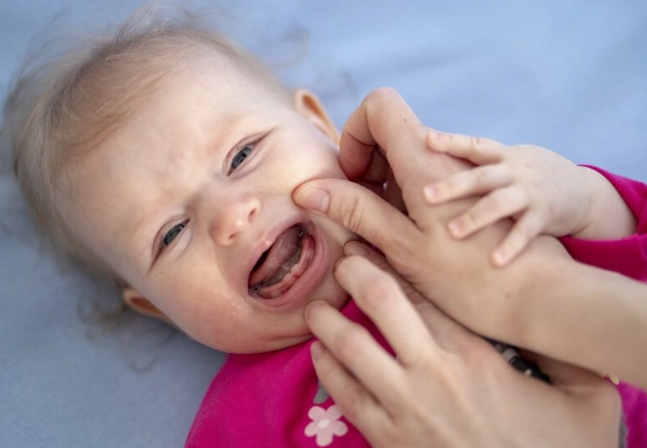 teething baby signs