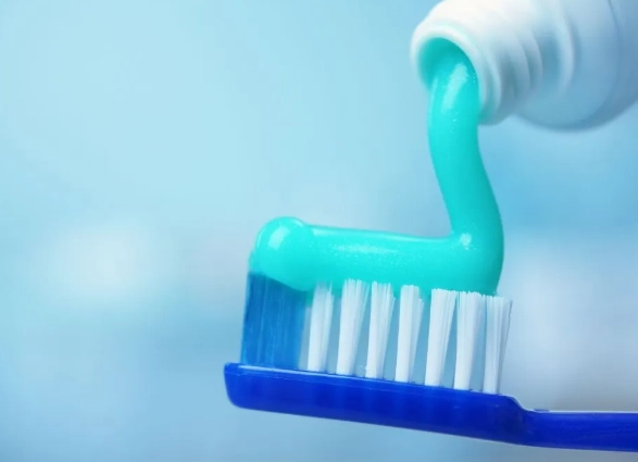 Desensitizing Toothpaste Guide: Expert Tips for Sensitive Teeth Relief