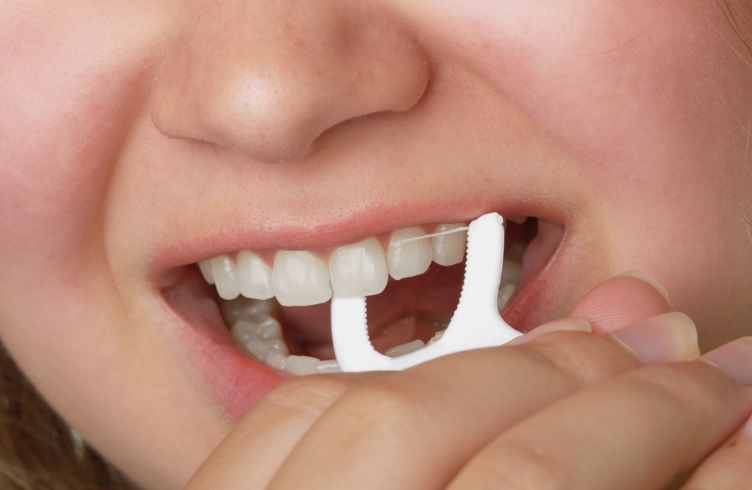 how to floss correctly